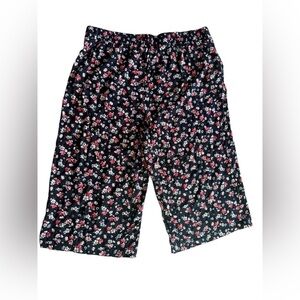 Torrid Black and Floral Cropped Pant size 3 plus size pockets floral